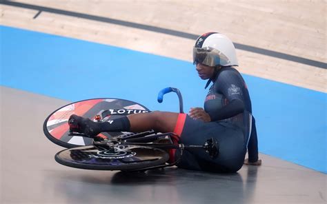 Kadeena Cox crashes out of first gold.